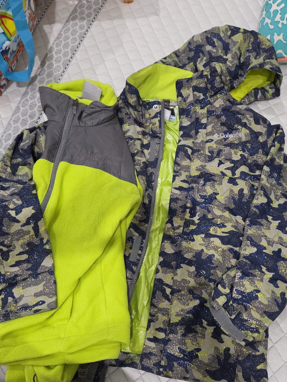 Columbia Kids Green & Gray Camo 2-in-1 Snow Jacket. SIZE M 10/12.